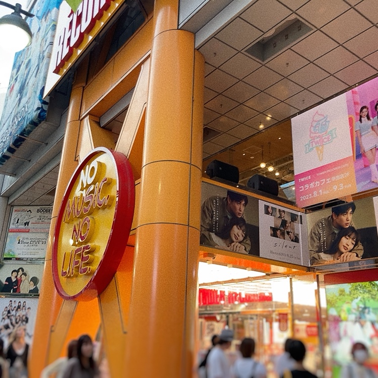 TOWER RECORDS 東京澀谷店
居然剛好是silent BD預購中(廣告就掛在門口，意外連動)